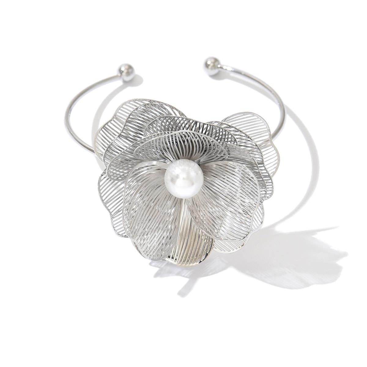 

Flower ring European and American temperament exaggerated bracelet women s niche high-end sense hollow stacked layer bracelet