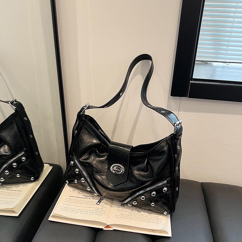 

Retro personalized locomotive bag, new fashionable large-capacity willow nail shoulder armpit bag чорний