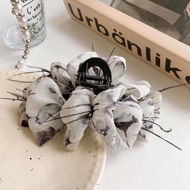 Nieuwe stijl 2024: haarclip met strik van chiffon in inktwassing voor dames - haarclip met haaienveer