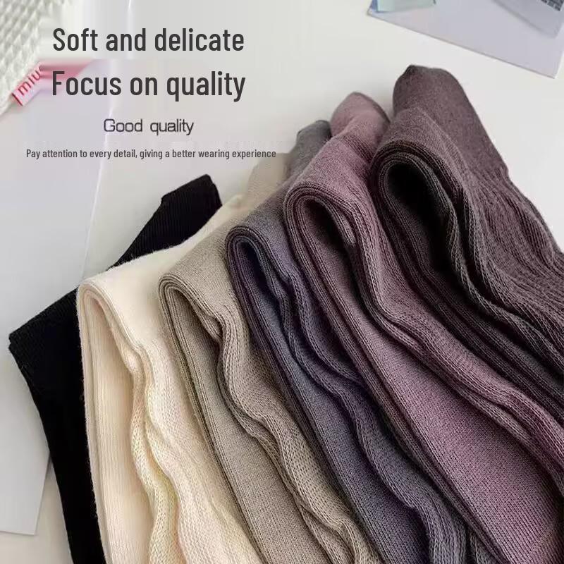 Damskie czarne skarpety frotte do połowy łydki na jesień i zimę – wszechstronne, pasujące do skórzanych butów.