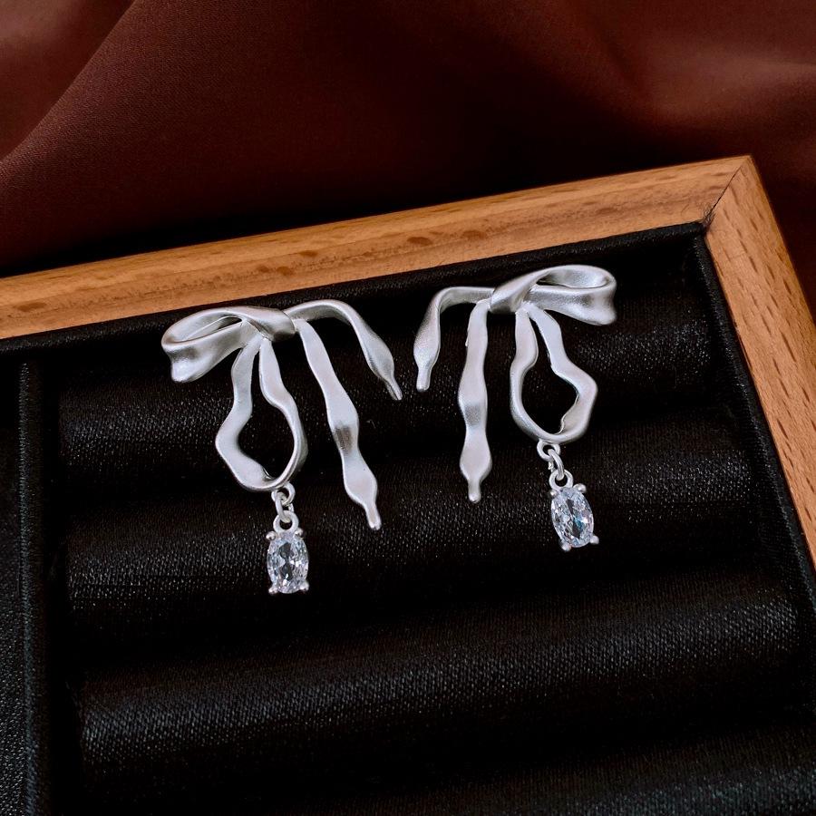 

Винтажные ретро серьги-пусеты Серебряная игла - Элегантные, универсальные, высококлассные серьги в придворном стиле.