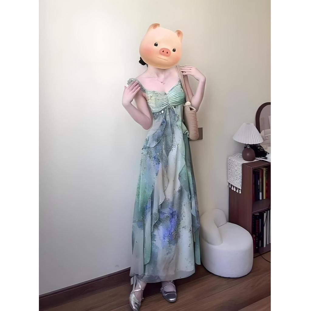 Girls Wear May Day Outings In Early Summer, and Wear Retro, Unique and Beautiful Floral Suspender Dress and Slim Dress.