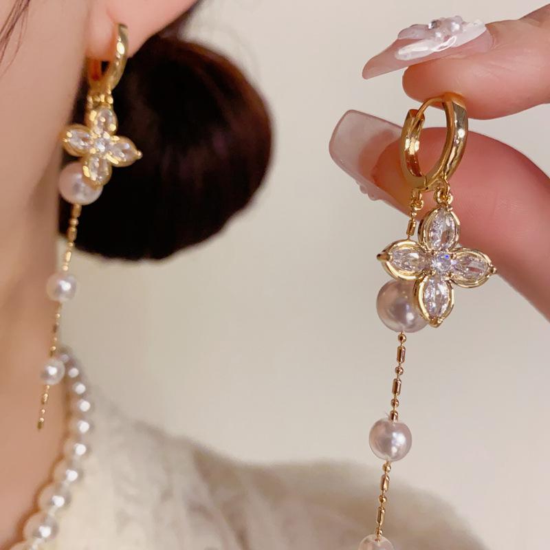Exquisite Luxurious Fashionable Versatile and High-end Four-leaf Clover Earrings for Women