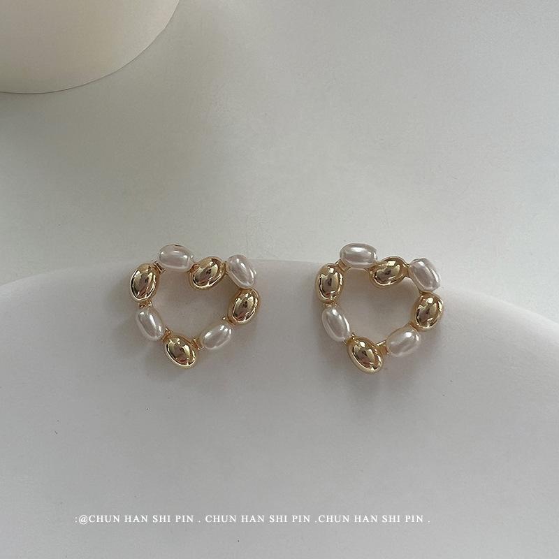 

Heart-shaped pearl silicone ear clips, light luxury design, no ear piercings, niche high-end studs, simple and versatile mosquito coil disc earrings.