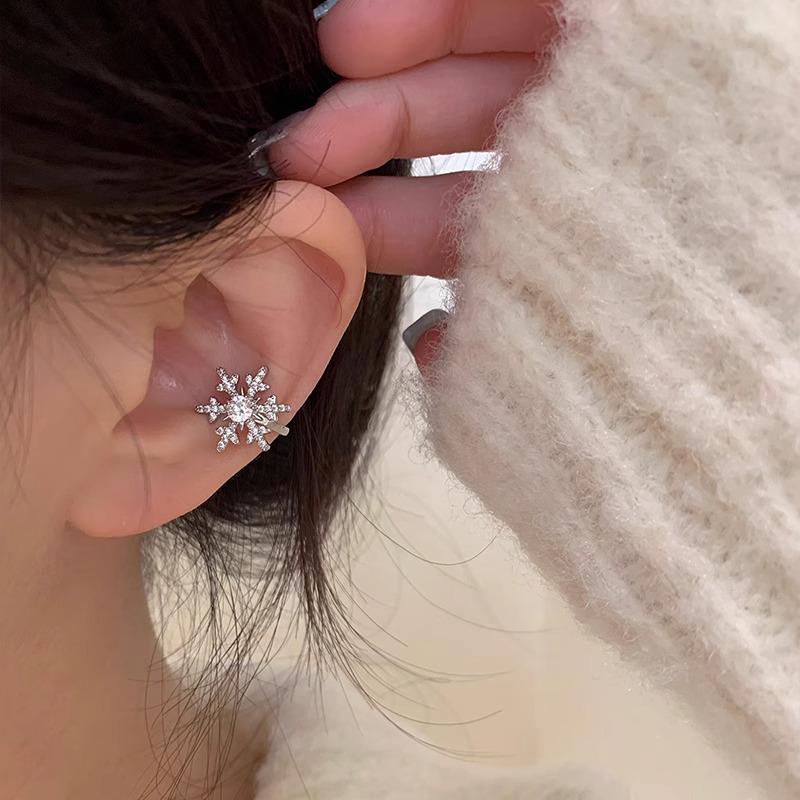 Exquisite Snowflake Zirconia Ear Cuff - No Piercing Required, Super Shiny Design for a Wintery Luxurious Look
