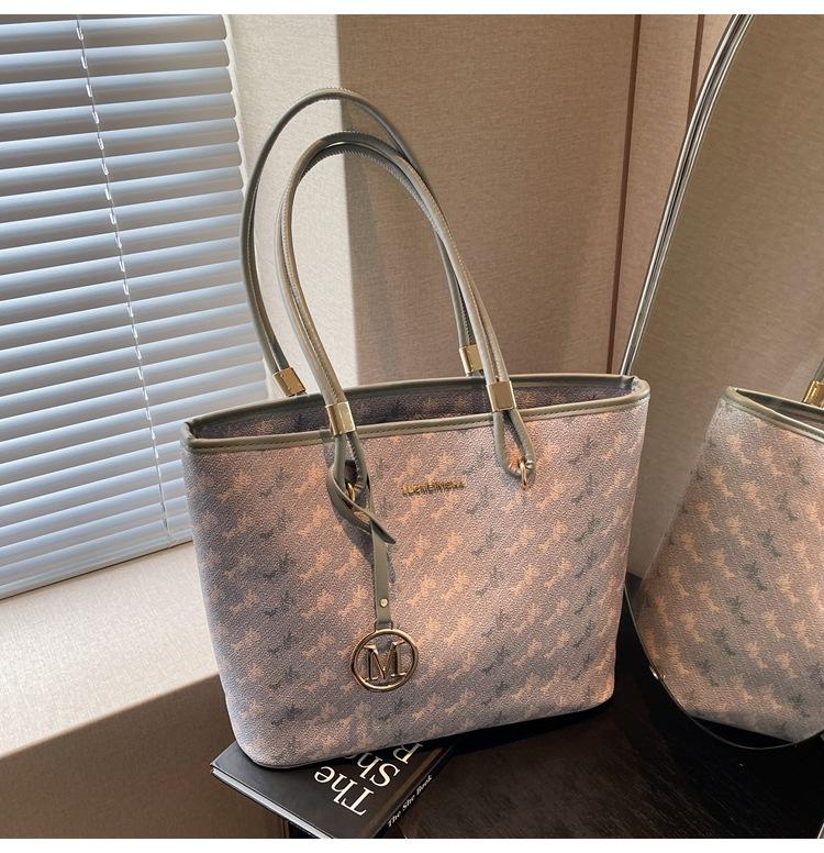 Tygväska dam 2025 ny väska med stor kapacitet höst och vinter mångsidig avslappnad axelväska premiumkänsla väska