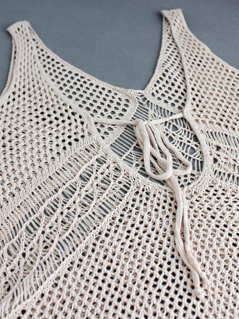 Vestido de praia com decote em V, sem mangas, cor sólida e vazado - Coleção primavera/verão