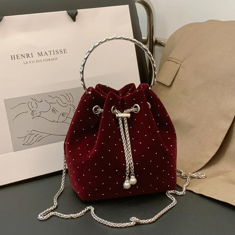 

Женская сумка Foreign single 2024 года, новая простая повседневная сумка-ведро с цепочкой, модная высококачественная фактурная сумка-мессенджер на плечо бордовый