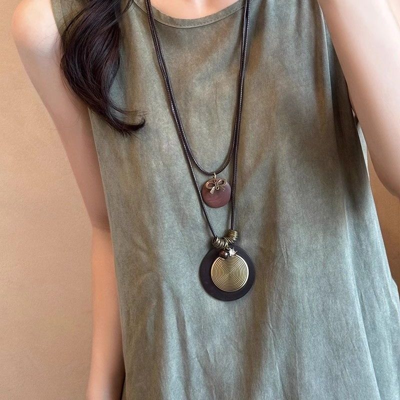 Zen-inspired Long Feather Necklace for Women, Featuring A Retro Ethnic Style and Multiple Layers of Sweater Chains, New Design.
