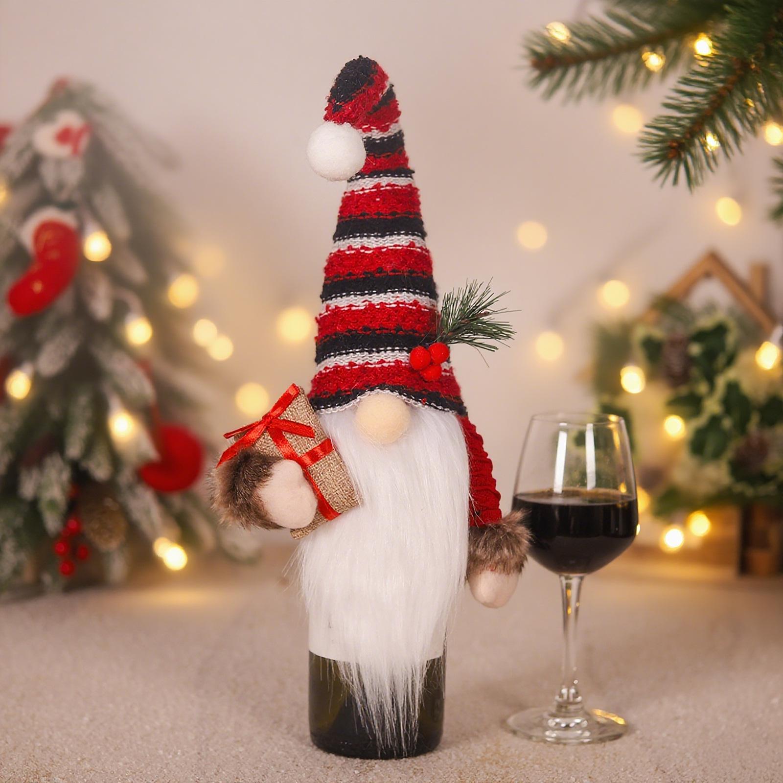 

Рождественская вязаная шапка-гном с помпоном и леденцом-тростью, керосиновая лампа