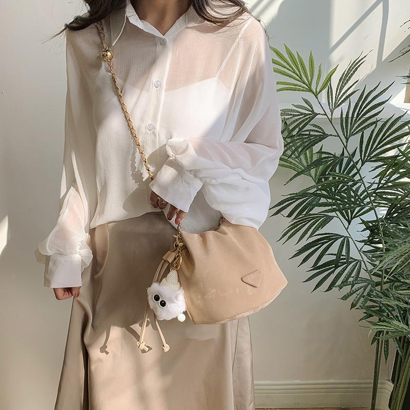 Simple Texture Bucket Women's Bag, New Chain Messenger Bag, Trendy Pumping Belt, Fashionable Niche Shoulder Bag.