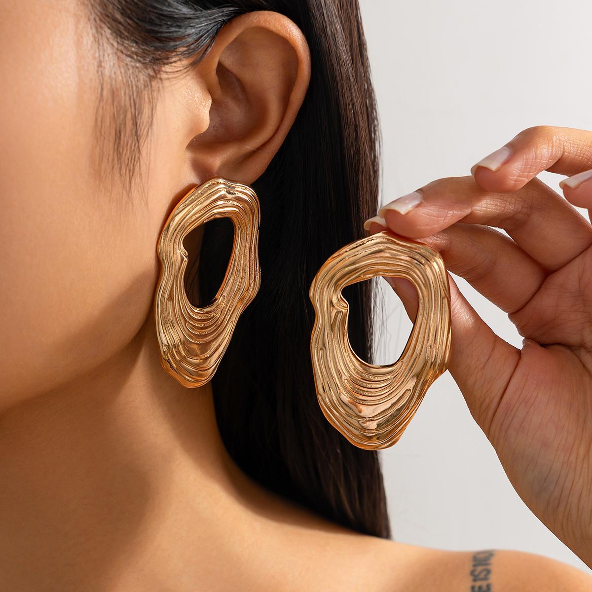

Ingemark Unique Irregular Line Pattern Stud Earrings Women Retro Gold Color Geometry Hollow Metal Piercing Earrings New Jewelry
