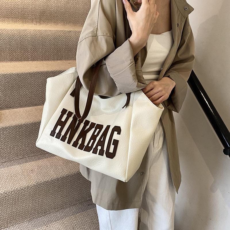 

Осенне-зимняя женская сумка большой вместимости 2025 новая модная универсальная трендовая корейская версия ретро сумка-тоут женская на плечо сумка-мессенджер 47*13*30 белый