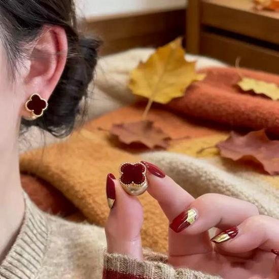 Red Velvet Clover Pearl Stud Earrings, Two-Way Wear, High-End Beaded, Autumn/Winter Bestseller.