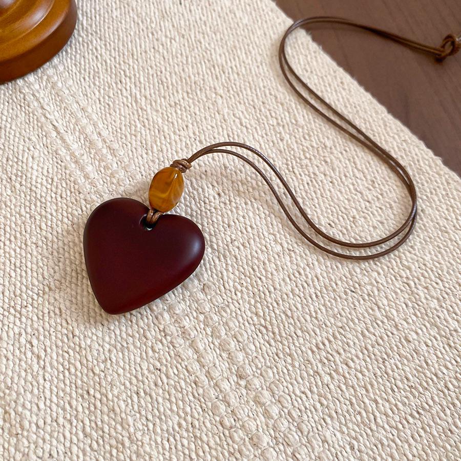 Artistic Retro Resin Heart Necklace: Simple, Fashionable, Versatile Sweater Chain with a High-Class Feel.