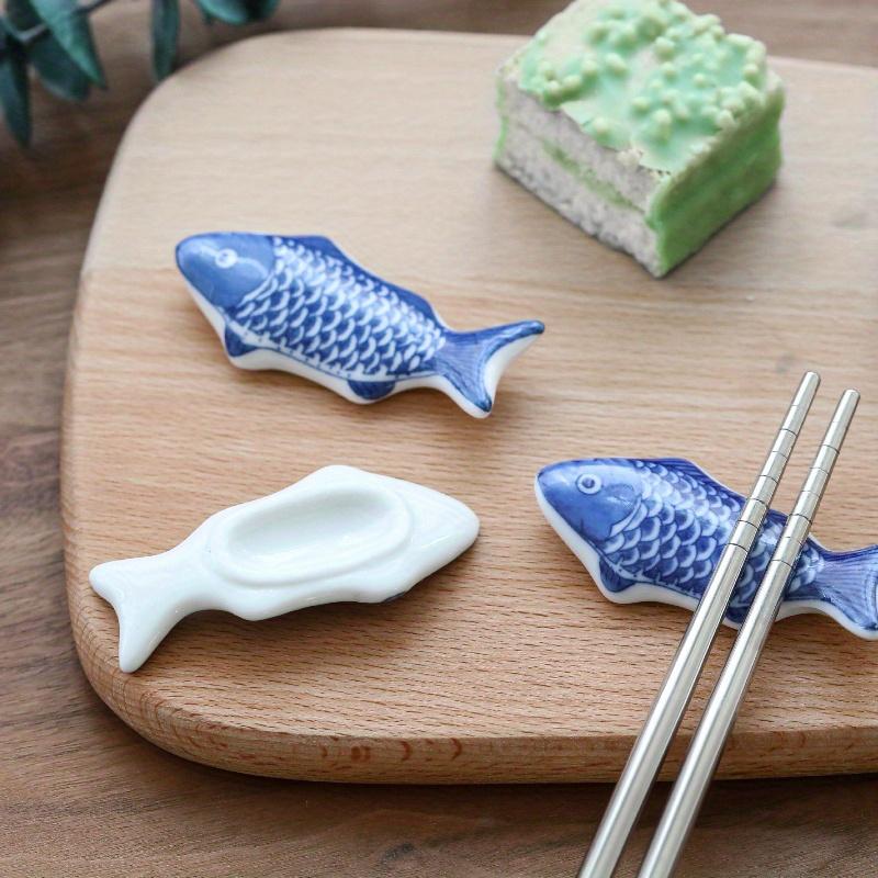 2 Stück Keramik Fisch Essstäbchenhalter, Japanischer Stil Küchentischgeschirr Dekor, Blau/Weiß Porzellan Fischdesign