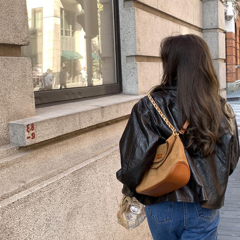 Vintage Chain Crossbody Bag for Women's Autumn and Winter with A Matte Texture and A High-quality Single-shoulder Underarm Bag