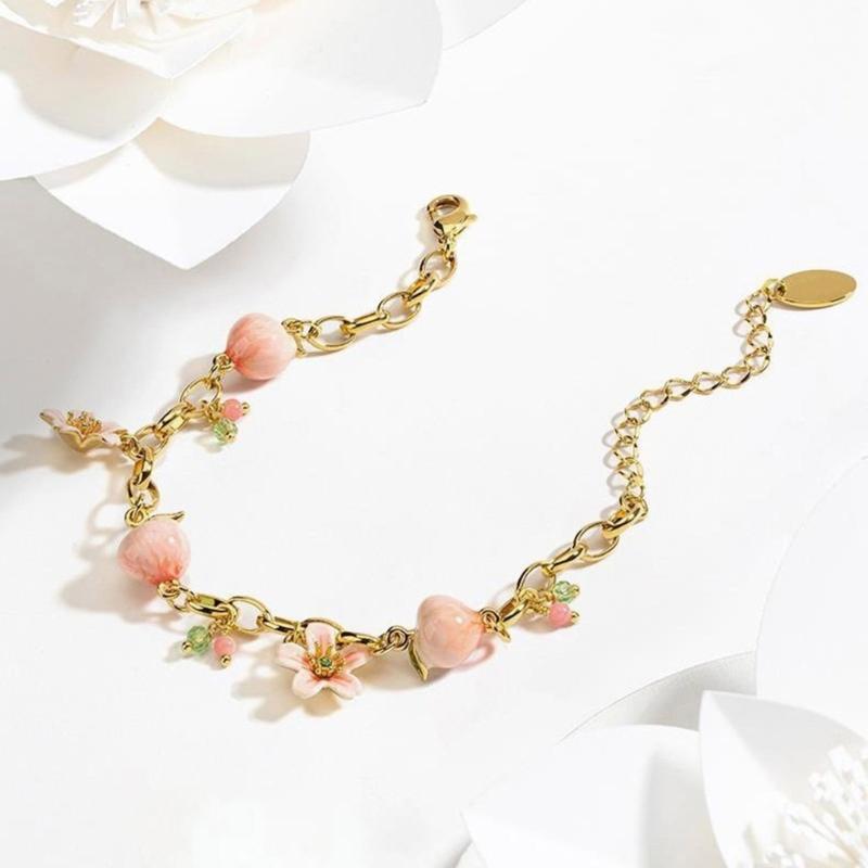 Fashion Peach Charm Bracelet Symbolizing Sweetness and Good Fortune Suitable for Youthful Women and Fashion Enthusiasts