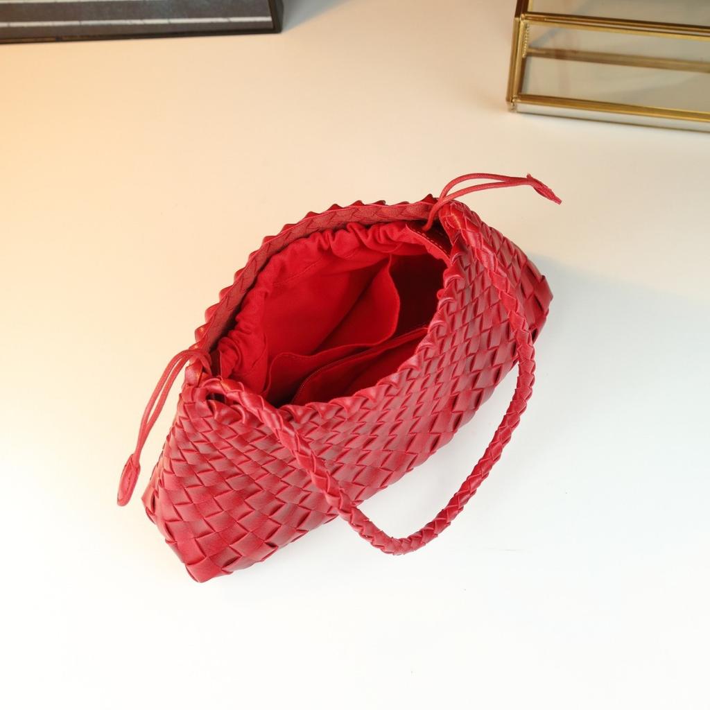 Women's New Handmade Woven Shoulder Crossbody Bag, Simple and Casual Women's Handbag, Armpit Bag, Fashionable New Moon