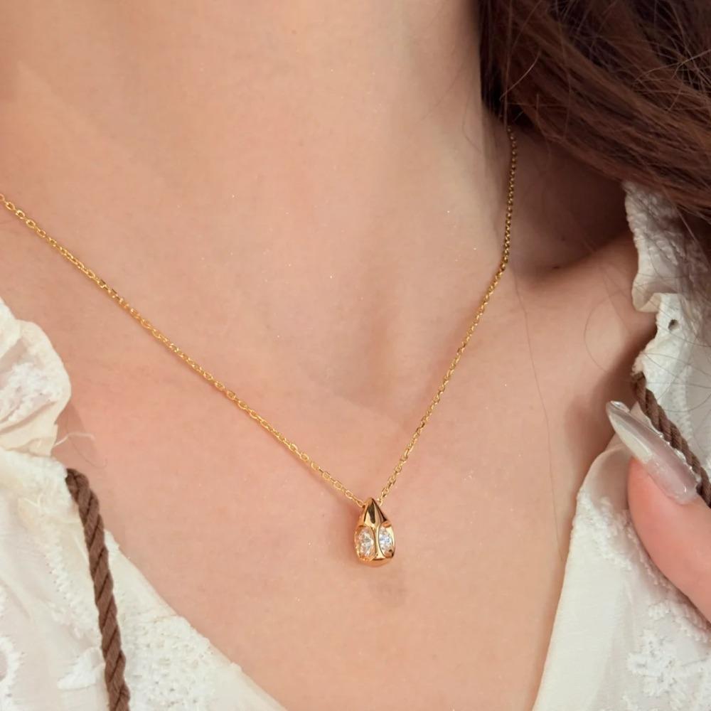 Vintage Gold Necklace with Zircon Teardrop Pendant Elegant Retro Collarbone Chain for Women