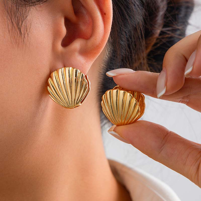 2026 New Vintage Metal Shell Stud Earrings for Women Fashion Creative Gold Color Geometric Scalloped Earrings Zircon Wholesale