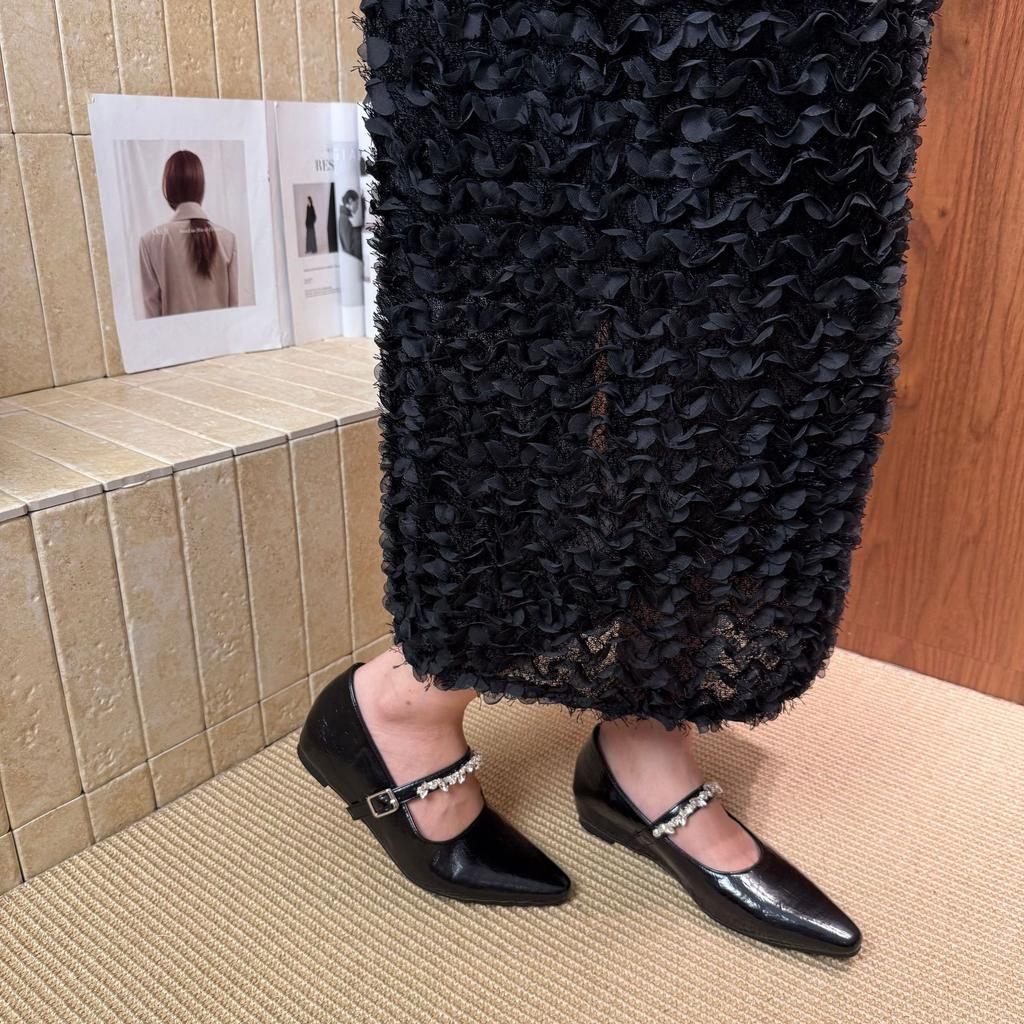 2025 neue spitze Ein-Wort-Schuhe mit Strassnieten, innen abgeschrägter Absatz, flacher Ausschnitt, vielseitige Pendler-Arbeitsschuhe für Damen