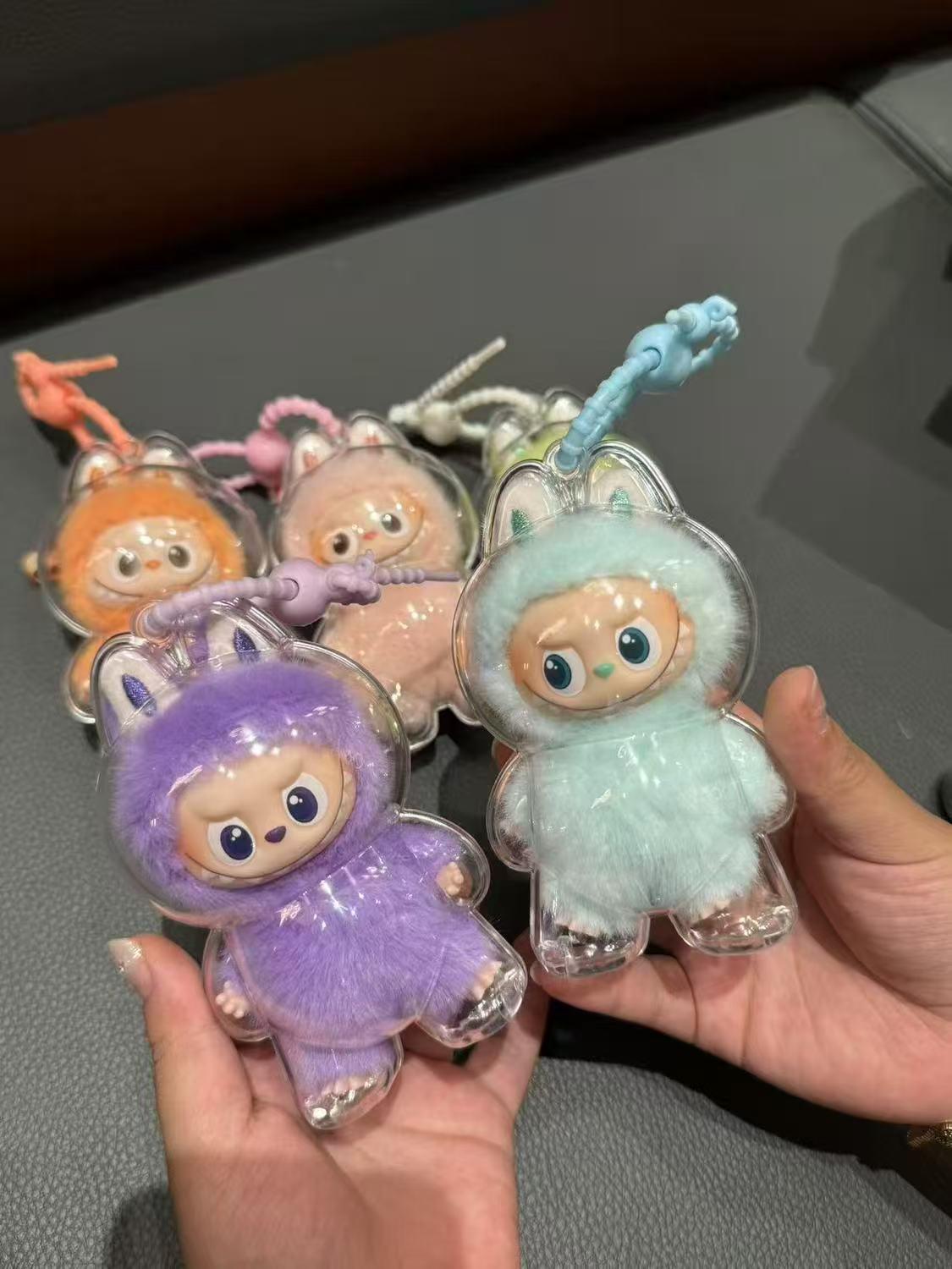 

Защитный чехол для Labubu - Поза стоя с колой для первого, второго и третьего поколений