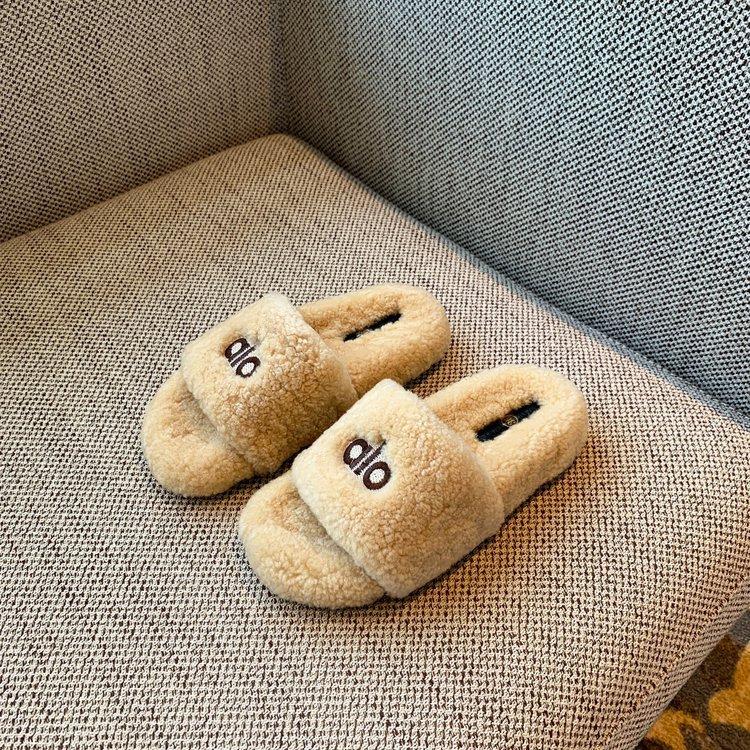 Korean version of thick-soled lamb wool slippers women's outer wear 2025 new autumn and winter versatile fashion one-word plush drag