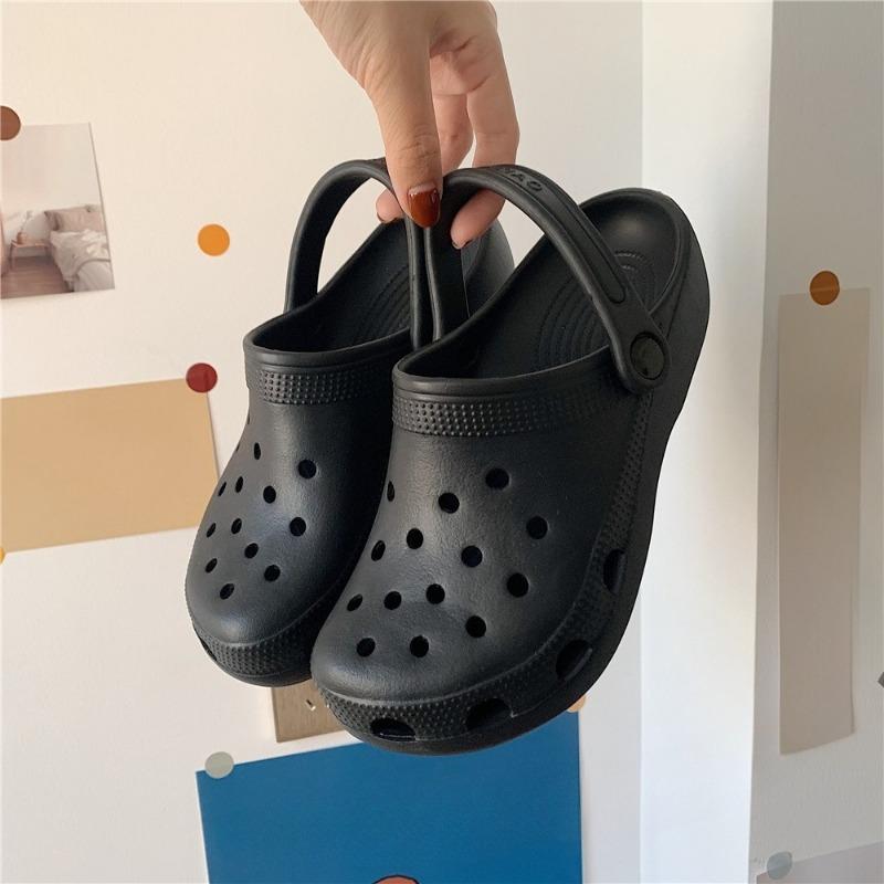The New Style of Shoes, Crocs, Are Cute and Suitable for Both Indoor and Outdoor Use. They Are Beach Flip-flops and Women's Shoes