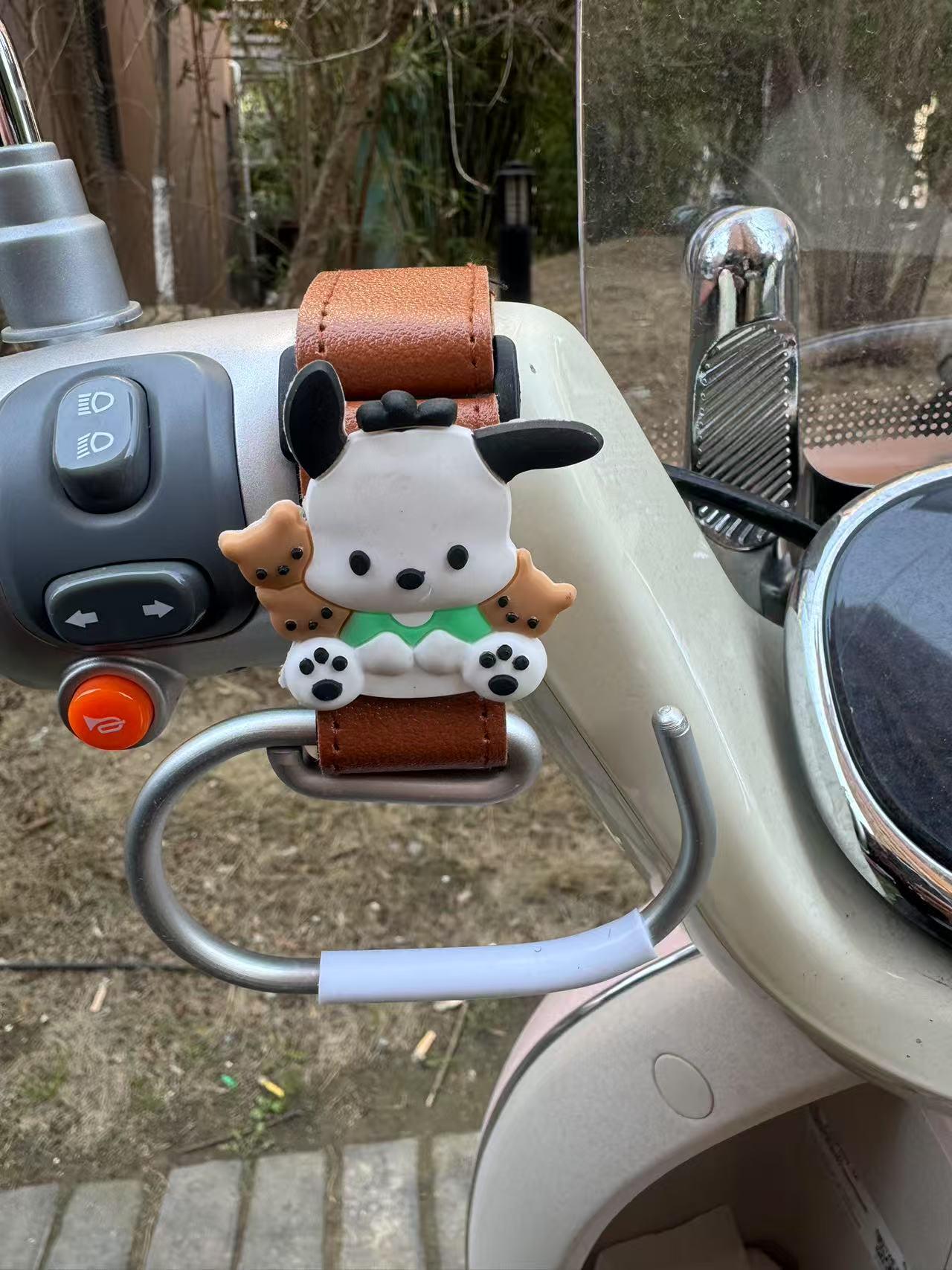 2025 Yadea Aima Universal Electric Vehicle Handle Storage – Cartoon Design & Multi-functional Brown Pochacco - Airplane Handle Use