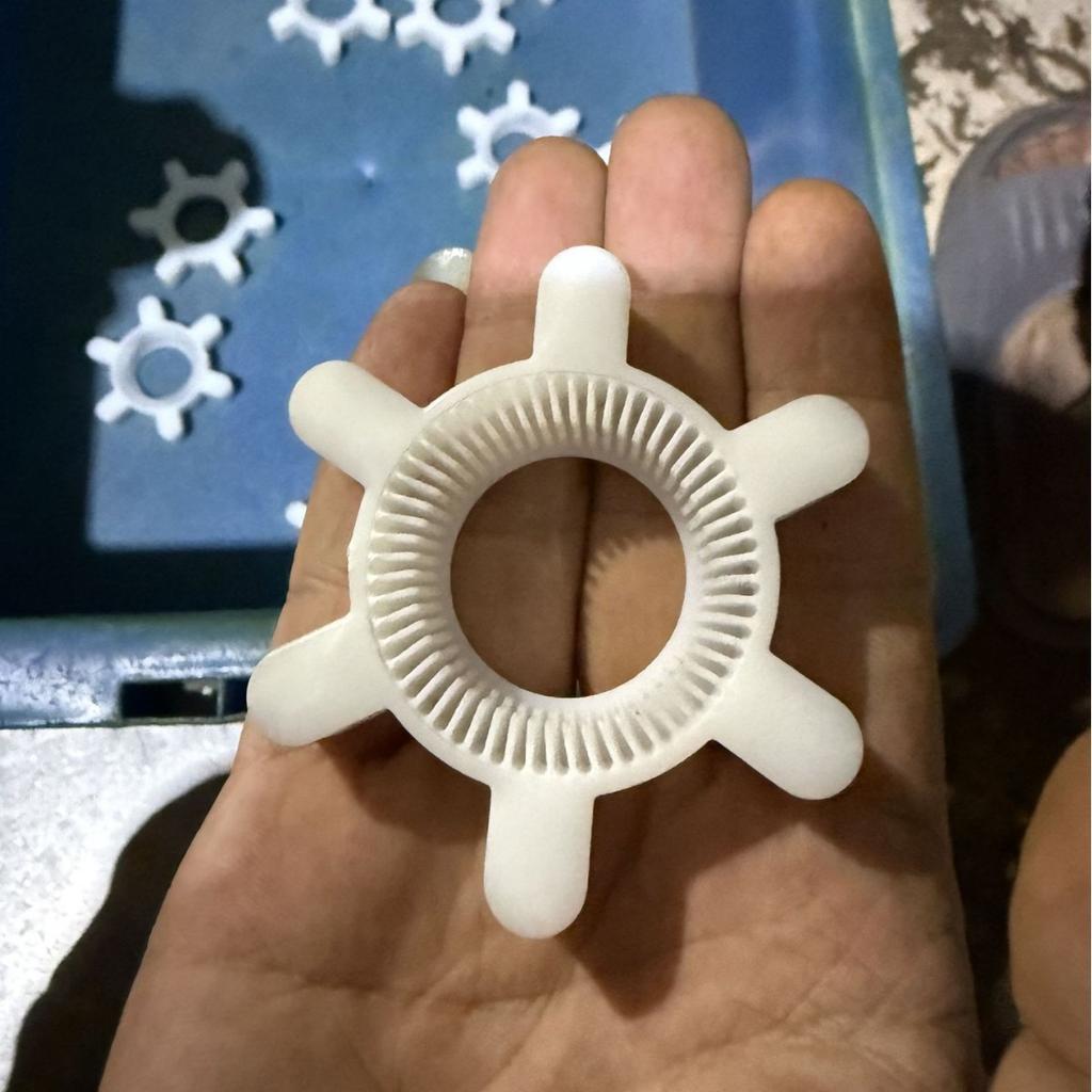 Kreativní otvírák na lahve, domácí kuchyňský nástroj a hračka, s otočným designem pro otevírání lahví Coca-Coly