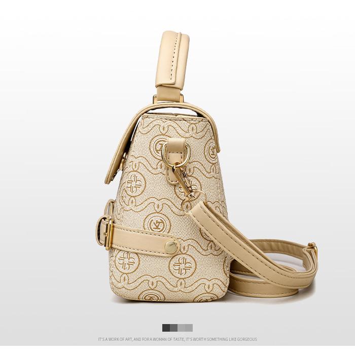 Атмосферная женская сумка-мессенджер — фото 8