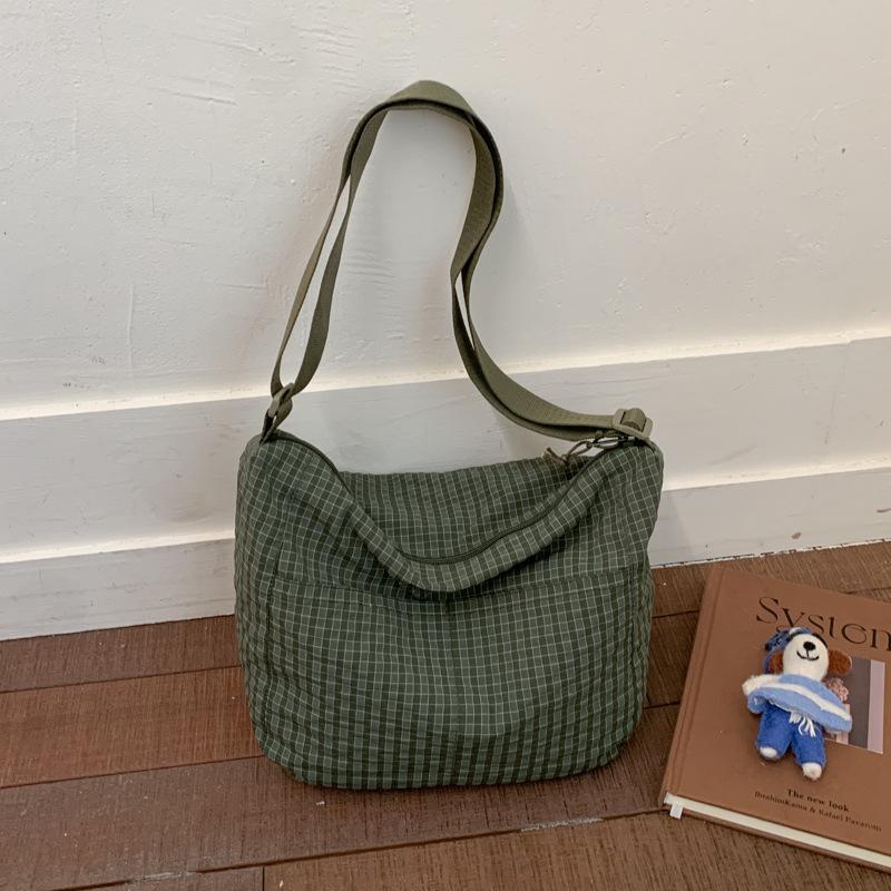 Japanese solid color nylon shoulder bag 2026 new simple and fashionable shoulder bag casual student large-capacity messenger bag