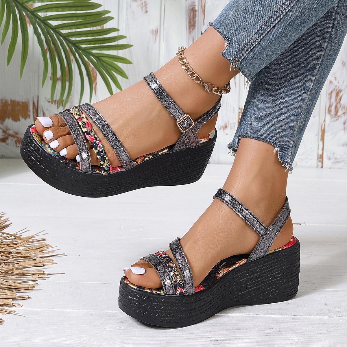 

Сандалии большого размера женские летние 2024 года, новые односложные пряжки с танкеткой на платформе, римские сандалии, повседневные сандалии 36 чёрный