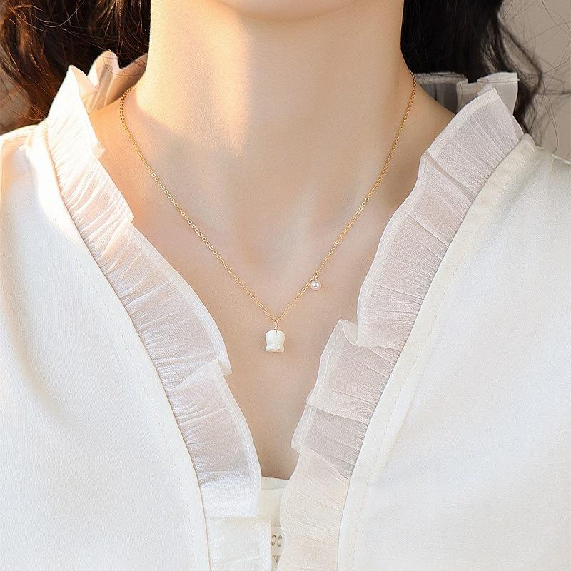 Natural freshwater pearl shell wind chimes flower pendant necklace niche design necklace adjustable collarbone chain