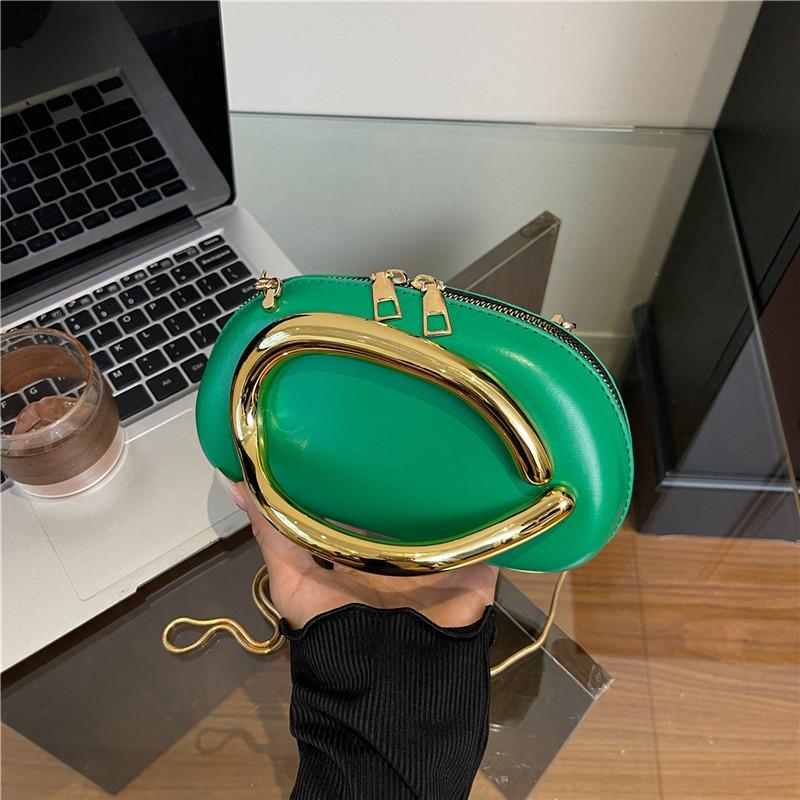 Ein Schulter Handtasche Damen einfarbig große Kapazität Damen neu trendig Metallgriff personalisierte Dinner Kette