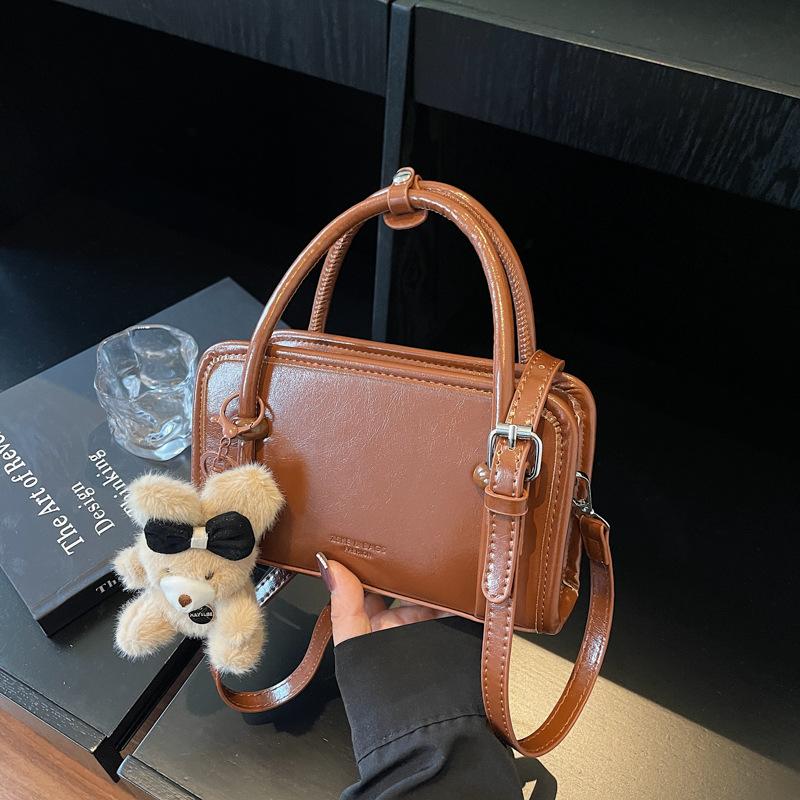 This Year, Popular Small Bags Are Women's Autumn and Winter Versatile 2025 New Retro Shoulder Messenger Bags, Popular Portable Small Square Bags.