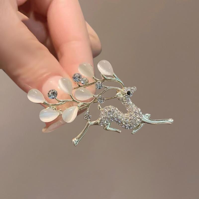 Elegant Alloy Brooch: Premium Niche Women's Versatile Corsage for Coats and Suits