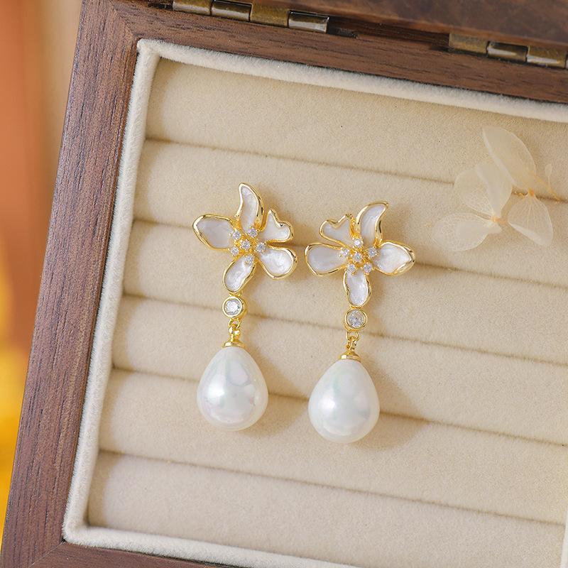 Explosive light luxury earrings, fashionable and elegant imitation pearl jewelry, design dripping oil flower earrings
