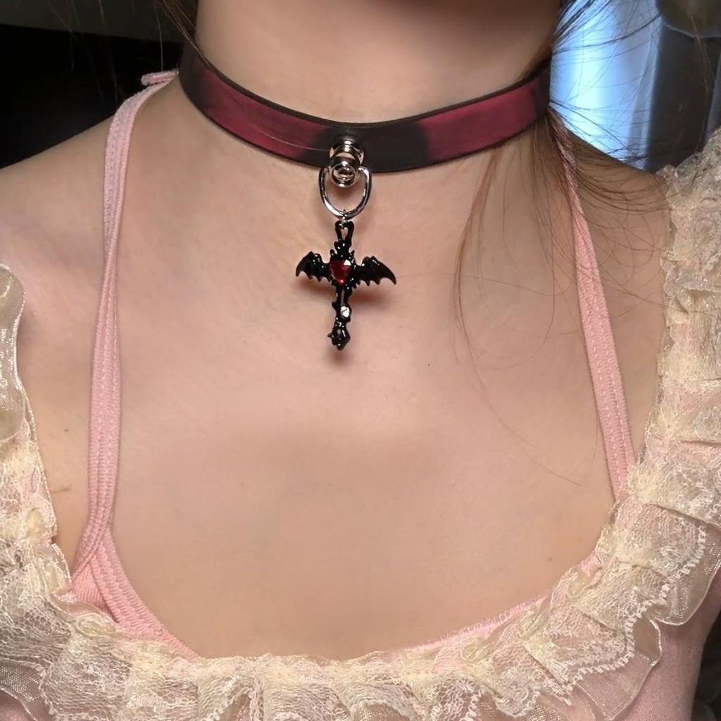 Chique Pittige Meisje Leren Bel Choker Ketting – Uniek Minderheidsontwerp
