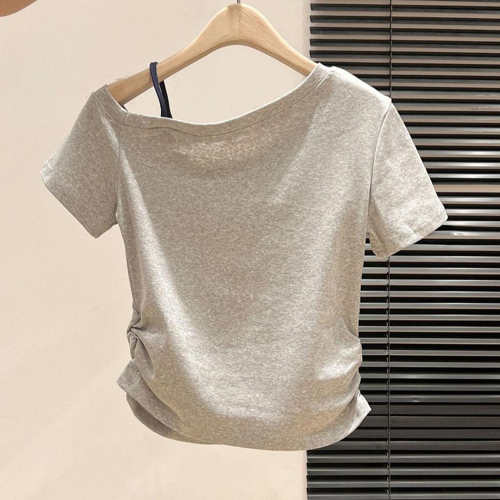 Women's Slim-Fit Spicy Girl One-Shoulder Letter Print Top, Short Sleeve, Fake Two-Piece, Perfect for Summer Commutes.