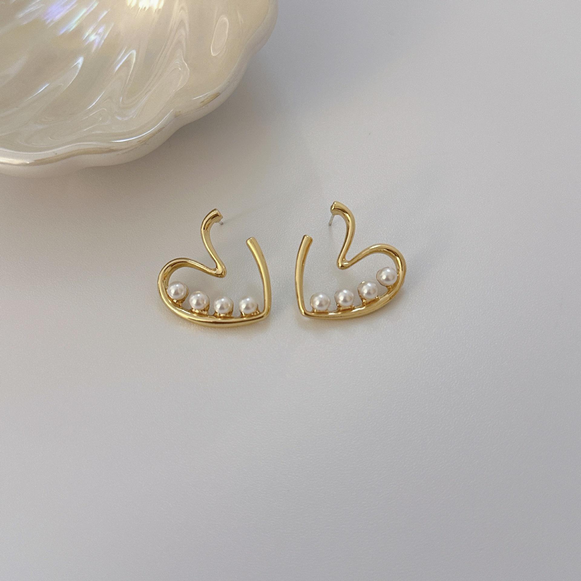 

Корейские серьги-пусеты с жемчугом в форме сердца, серебро S925, модный дизайн для девушек