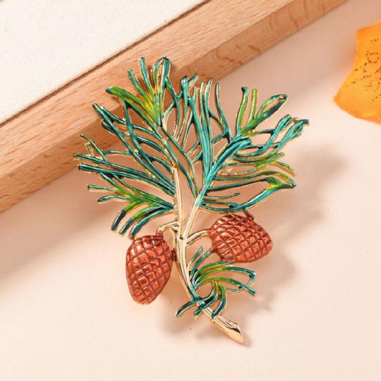 Artistic Enamel Autumn Leaf Pin Jewelry Combining Vintage Aesthetics and Natural Accent for a Distinctive Look