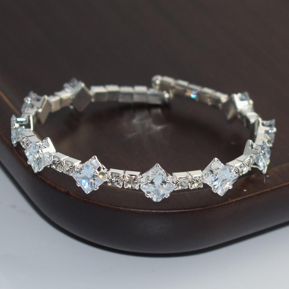 2025 Luxusný náramok so zirkónmi a diamantmi: Elegantný a jedinečný dizajn