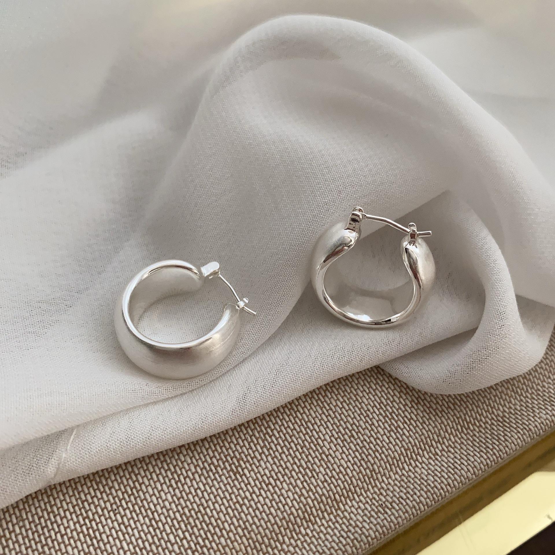 

Серьги матовые простые с ручной шлифовкой, универсальный дизайн, ощущение высокого класса, тренд, серьги, не сталкивающиеся с другими, женские