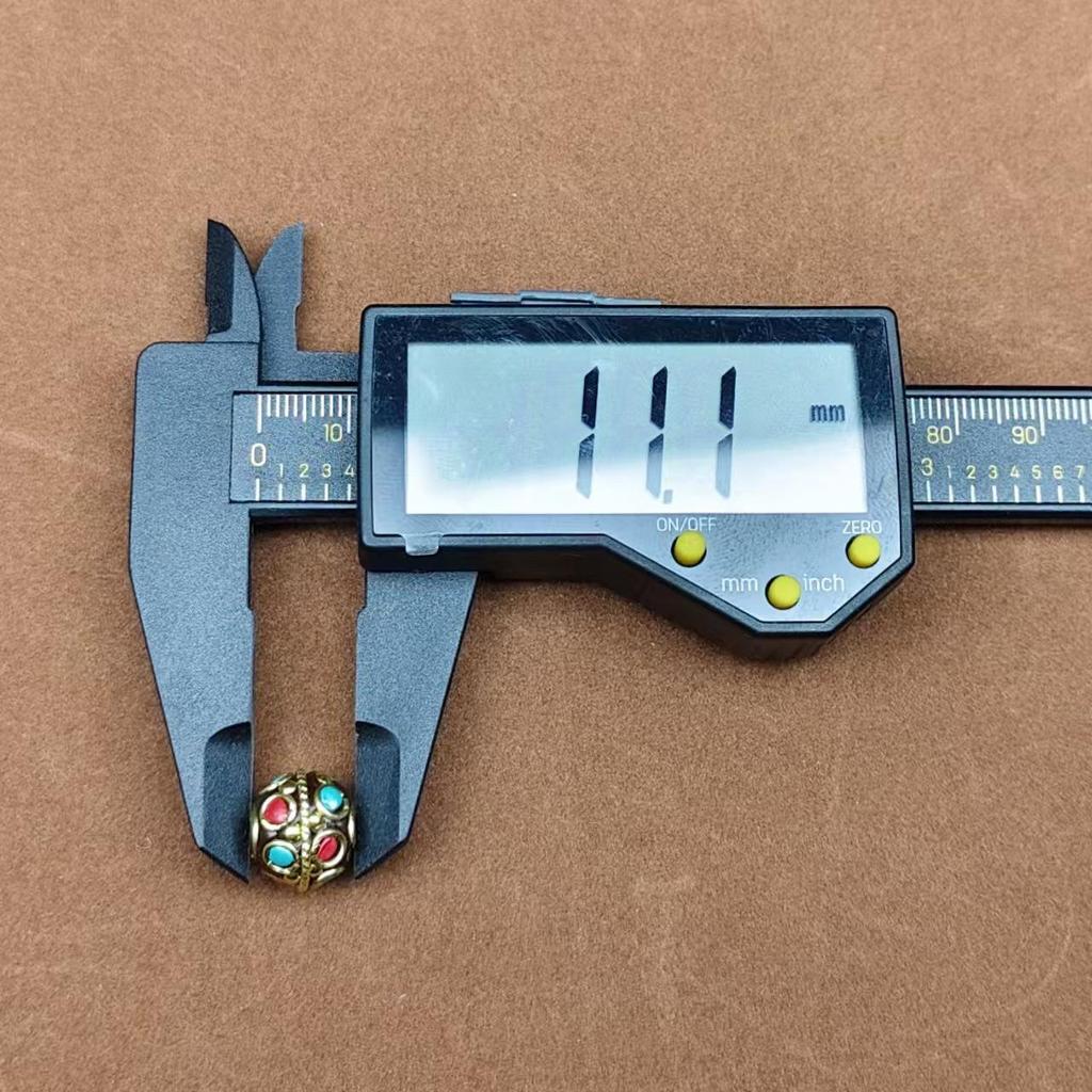 Nepalski Ręcznie Robiony Naszyjnik z Sześciosylabową Mantrą z Mosiężnymi Inkrustowanymi Koralikami