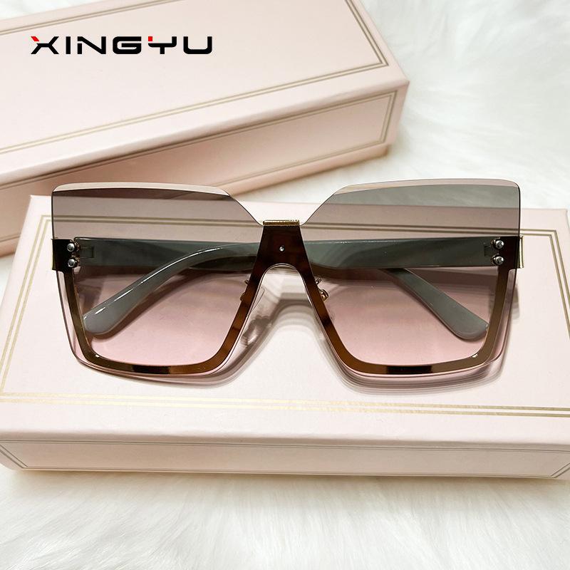 

Европейские и американские модные женские солнцезащитные очки в большой оправе со срезанными краями и безрамочные модные солнцезащитные очки. Очки для вождения на открытом воздухе.