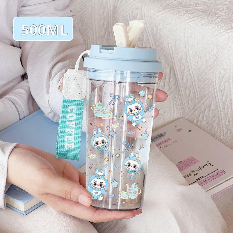 

Летние стаканы для воды Милые мальчики и девочки носят два стакана для питья, когда выходят на улицу