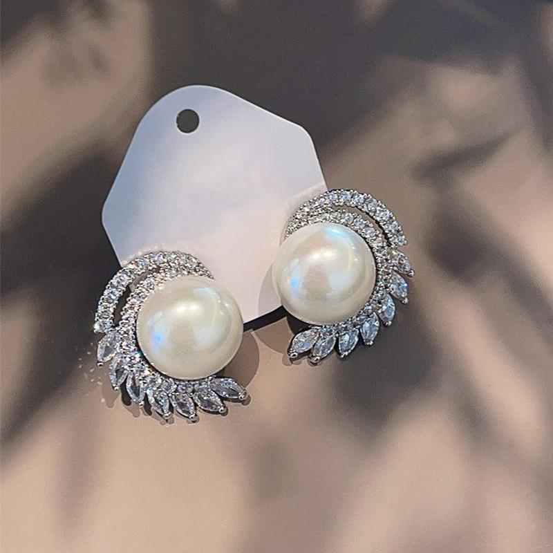 Simulated Pearl Shiny Zirconia Stud Earrings for Women Graceful Accessories for Engagement Elegant Jewelry for Wedding