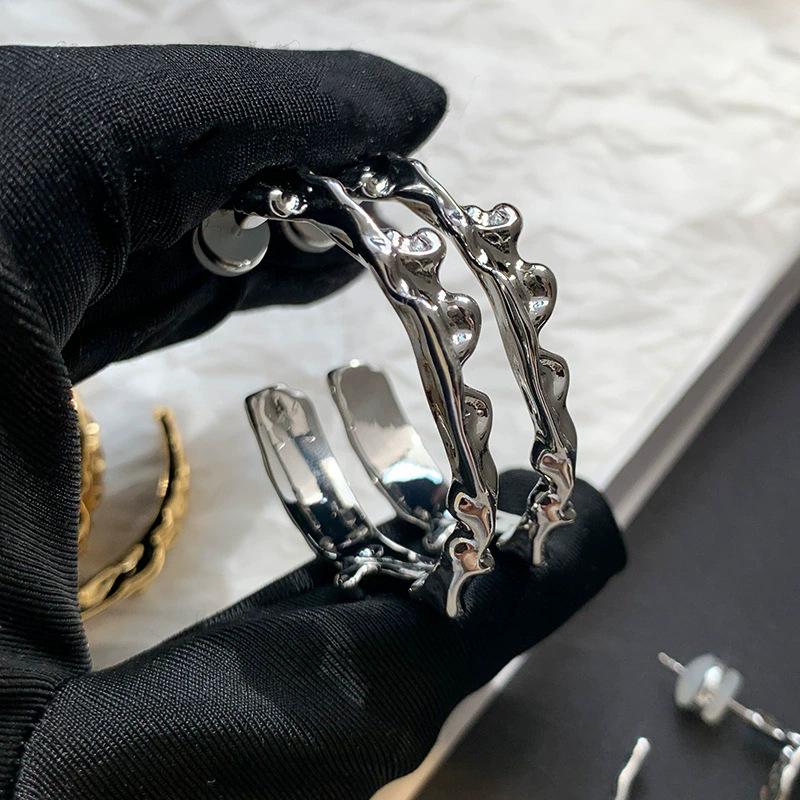 Irregularly pleated c-shaped earrings, niche design sense, high-grade cold wind earrings, women's Seiko fine throwing personalized earrings